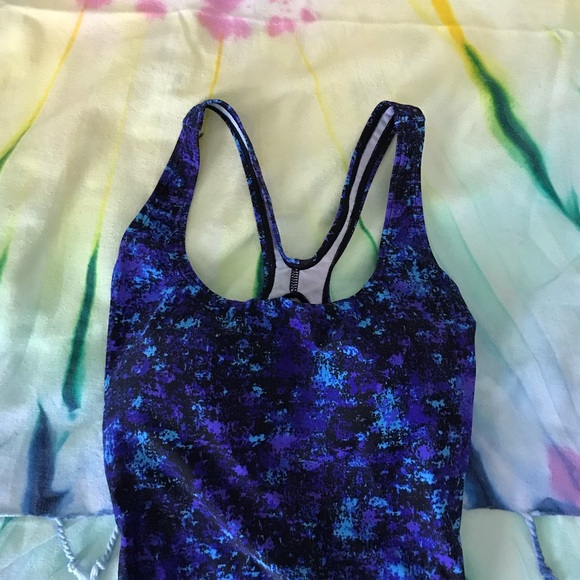 Flattering Speedo One Piece - Picture 5 of 6